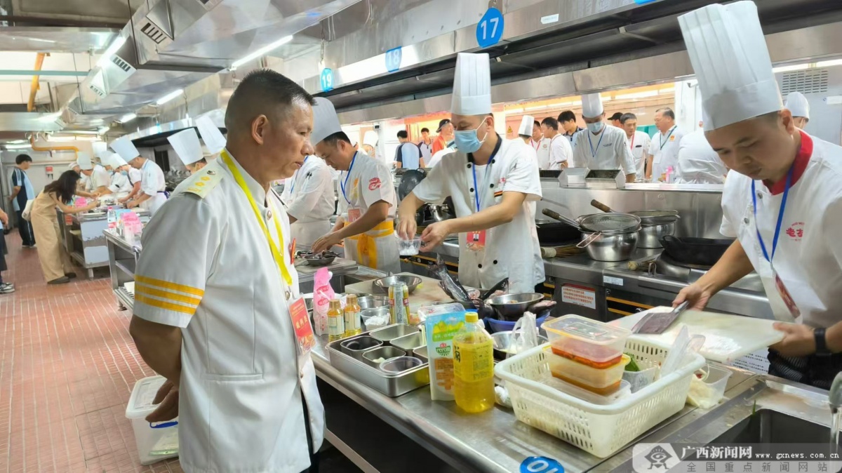 “老友鱼”飘香赛场南宁市职工烹饪技能完美体育网站比赛太有味！(图3)