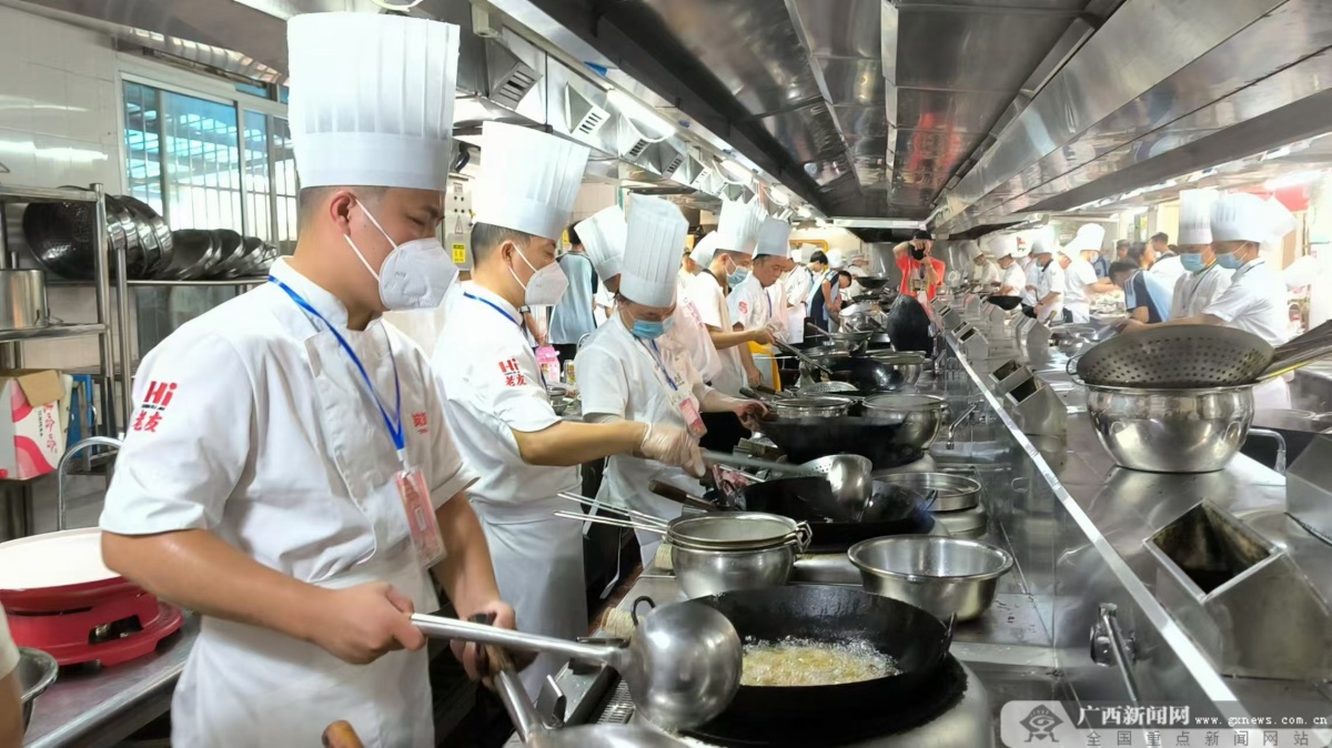 “老友鱼”飘香赛场南宁市职工烹饪技能完美体育网站比赛太有味！(图4)